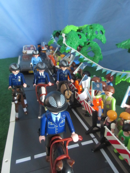 It's Royal Wedding day for the Playmobil people in our house...