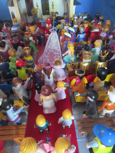 It's Royal Wedding day for the Playmobil people in our house...
