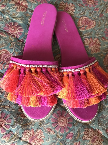 A quest!Can someone please help me find some red and/or fuschia shoes for a ball?