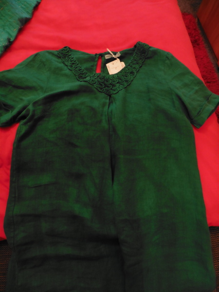 Can I wear Pewter accessories with an emerald green dress?