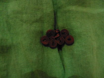 Can I wear Pewter accessories with an emerald green dress?