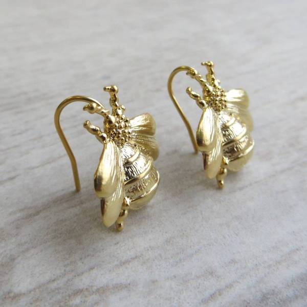 Tasteful gold earrings