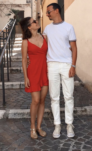 Plain, bright, v-neck semi-fitted strappy dresses???