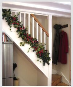 Natural xmas home decor, e.g. cinnamon sticks, oranges, pine cones