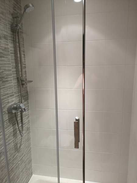 What colour tiles for en suite?