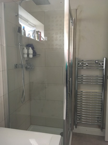 What colour tiles for en suite?