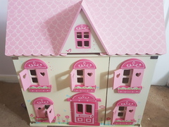 Should i offer gift back to friend?