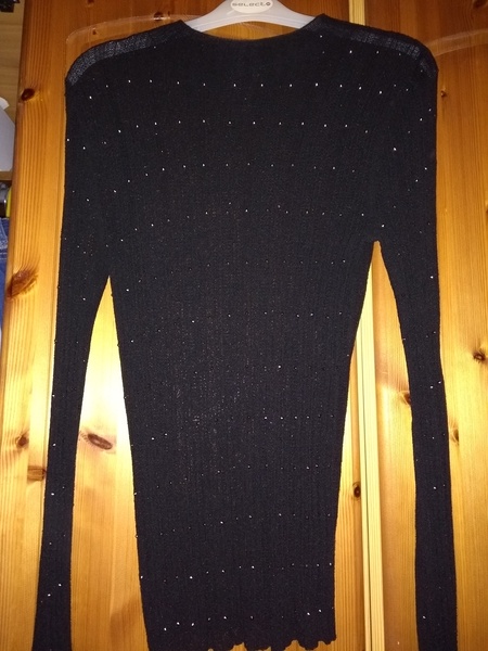 Accessorise this skirt for me please
