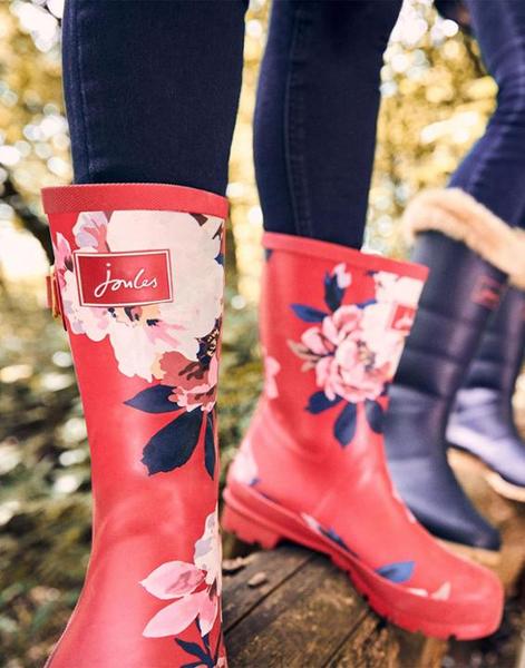 Boots for walking dog that won't look completely out of place at school