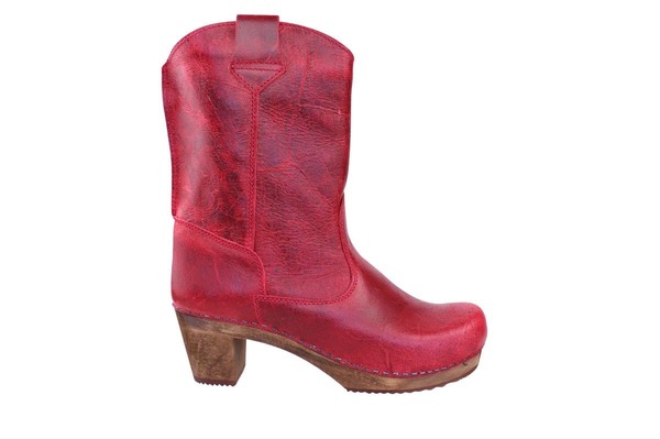 Not fashionable but I want clog boots