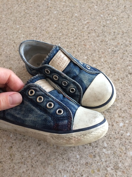 How to clean the white part of canvas shoes?