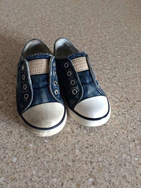 How to clean the white part of canvas shoes?