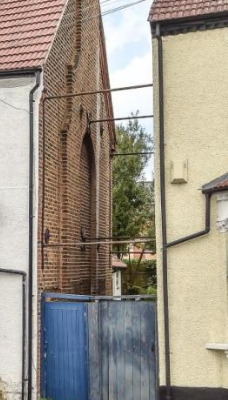 What are these poles/reinforcements between houses?
