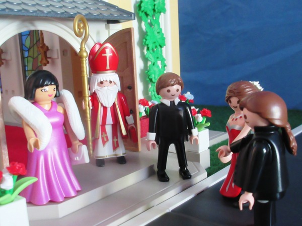 It will be the second Royal Wedding of the year for the Playmobil people in our house...