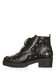 My beloved boots are falling apart! Help me find new ones!