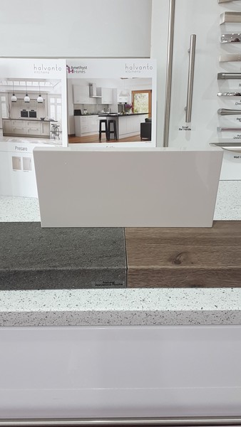 What colour worktop to go with gloss cashmere kitchen?