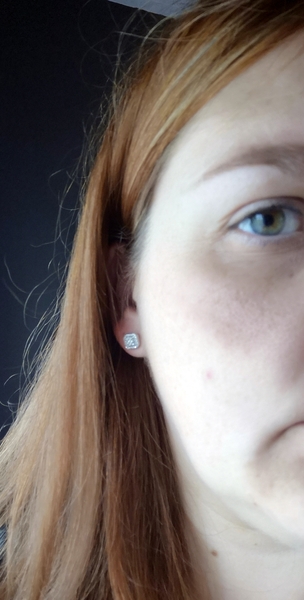 Nice diamond earrings... £100?