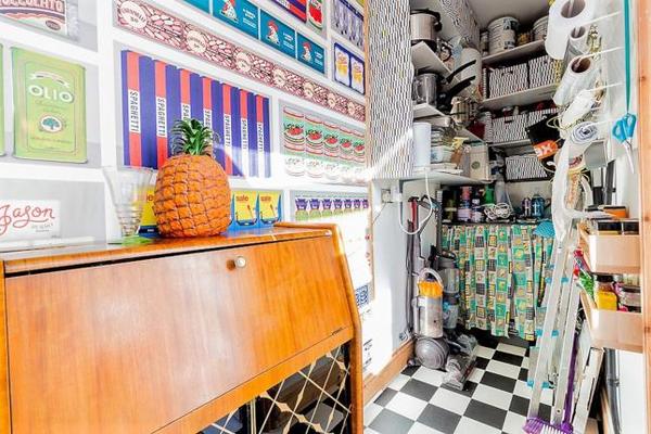 Property thread of the day - complete with a stunt pineapple!
