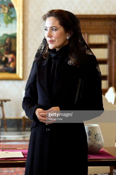 Royal style and gossip: tiaras galore and more!