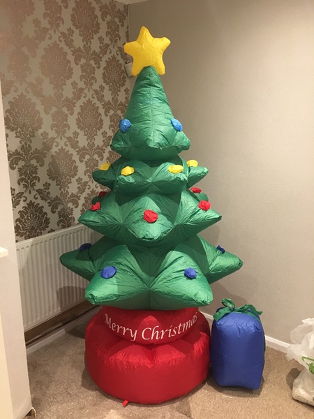 What colour tree decorations?