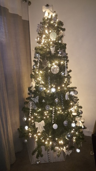 What colour tree decorations?