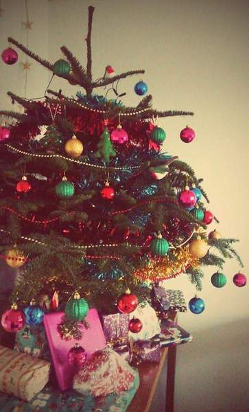 What colour tree decorations?