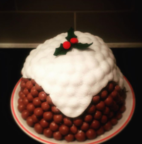 to show off my Christmas cake! It took me aaaaaaaaaaages :o) Anyone else want to post a pic of theirs?