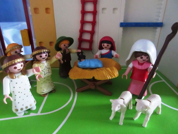 It's the Christmas season for the Playmobil people in our house...