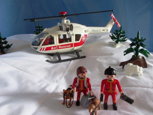 It's the Christmas season for the Playmobil people in our house...