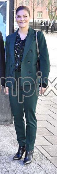 Royal style & gossip: more gowns, less frowns