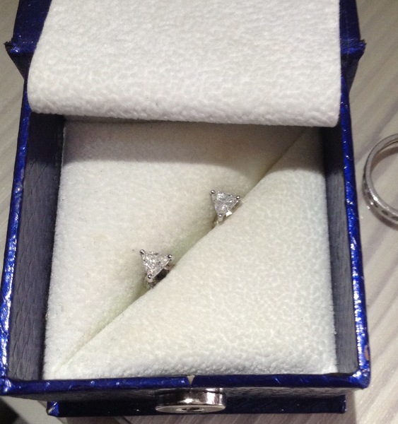 Pear cut engagement ring - old fashioned?