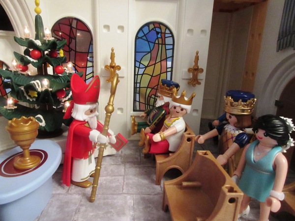 It's the Christmas season for the Playmobil people in our house...