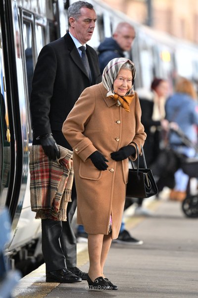 Royal style and gossips: gowns and crowns but please no frowns!