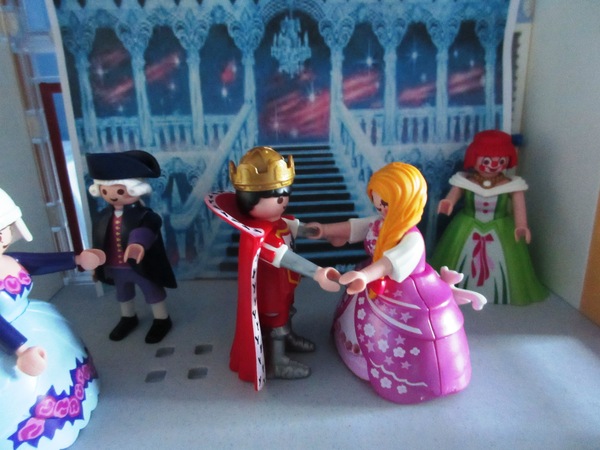 It's the Christmas season for the Playmobil people in our house...