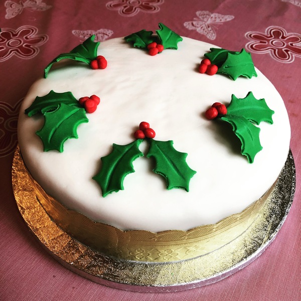 to show off my Christmas cake! It took me aaaaaaaaaaages :o) Anyone else want to post a pic of theirs?