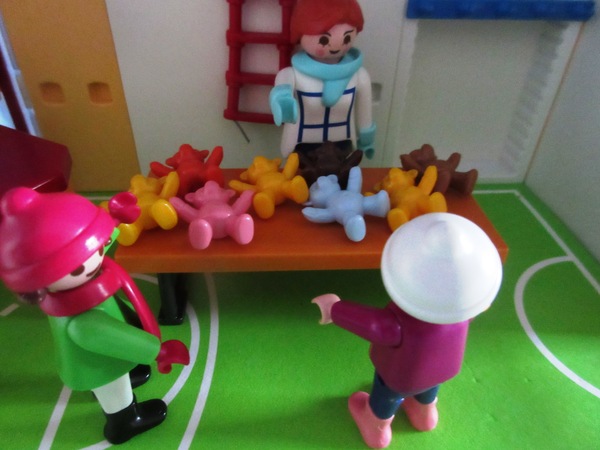 It's the Christmas season for the Playmobil people in our house...