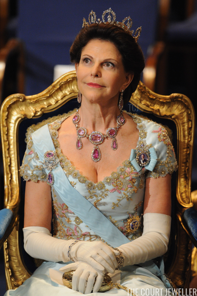 Royal style & gossip: give us this day our daily tiara...