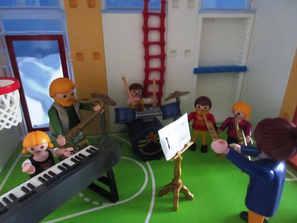 It's the Christmas season for the Playmobil people in our house...