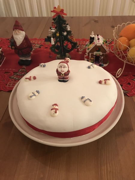 to show off my Christmas cake! It took me aaaaaaaaaaages :o) Anyone else want to post a pic of theirs?
