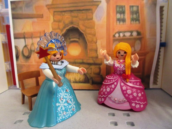 It's the Christmas season for the Playmobil people in our house...