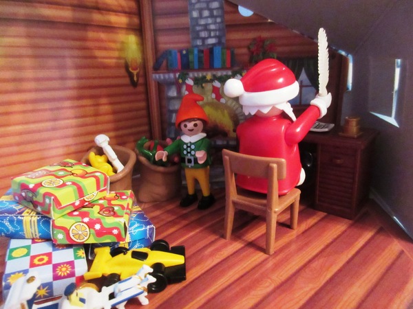 It's the Christmas season for the Playmobil people in our house...