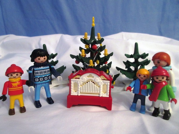 It's the Christmas season for the Playmobil people in our house...