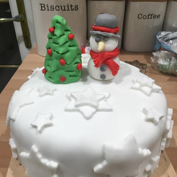 to show off my Christmas cake! It took me aaaaaaaaaaages :o) Anyone else want to post a pic of theirs?