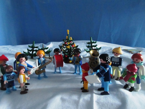 It's the Christmas season for the Playmobil people in our house...
