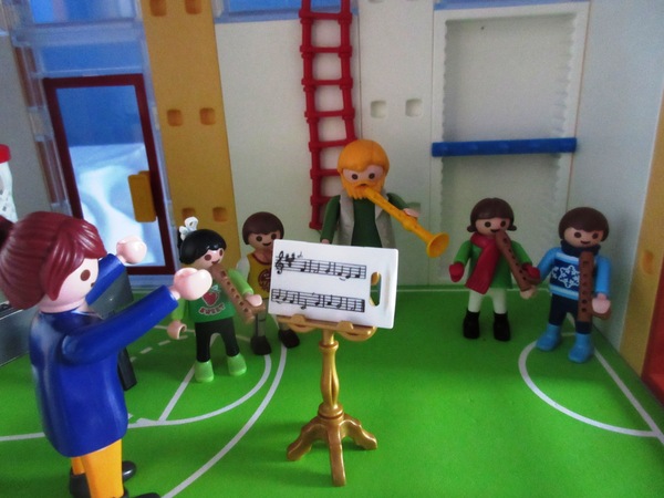 It's the Christmas season for the Playmobil people in our house...