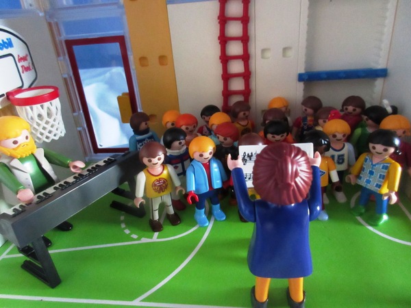 It's the Christmas season for the Playmobil people in our house...