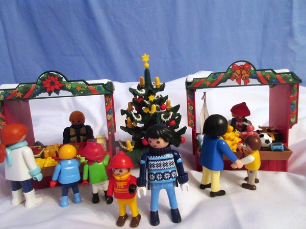It's the Christmas season for the Playmobil people in our house...