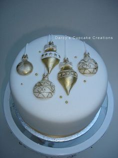 to show off my Christmas cake! It took me aaaaaaaaaaages :o) Anyone else want to post a pic of theirs?