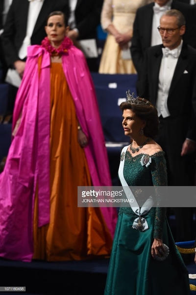 Royal style & gossip: more gowns, less frowns