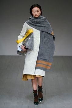 Les Parisiennes de Mamansnet: Blue Stockings are Back in Fashion